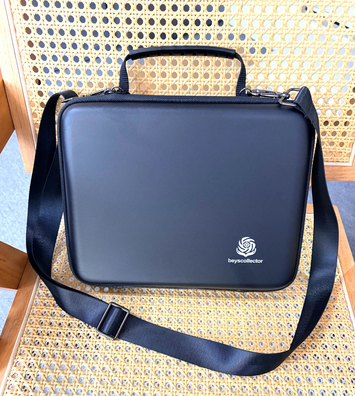 Beyscollector carrying case with adjustable detachable shoulder strap